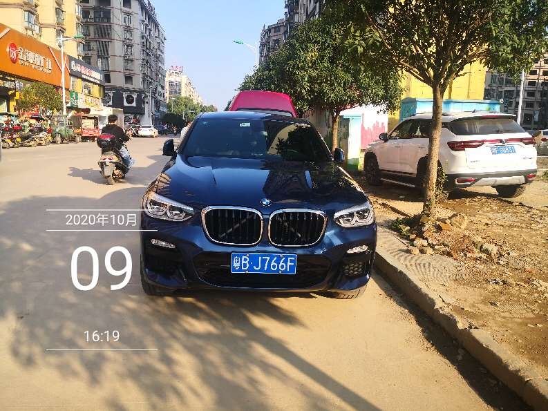 三阳街路段车辆违停