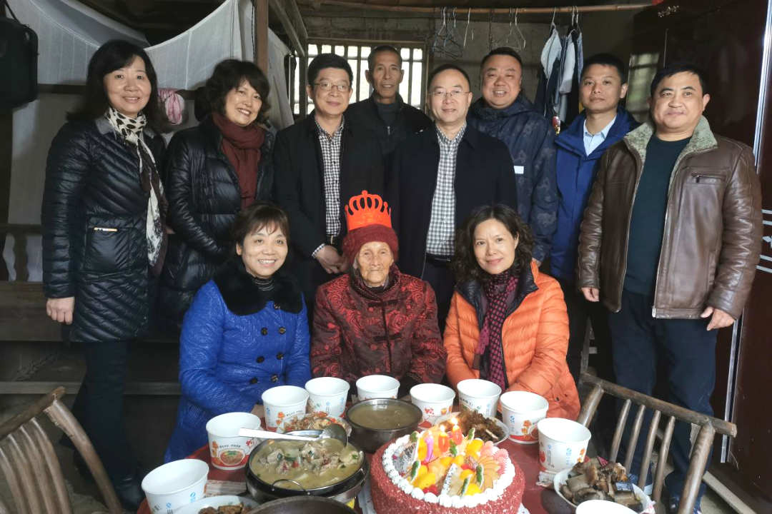 邱奶奶的百岁生日宴，这些“亲人”都来了