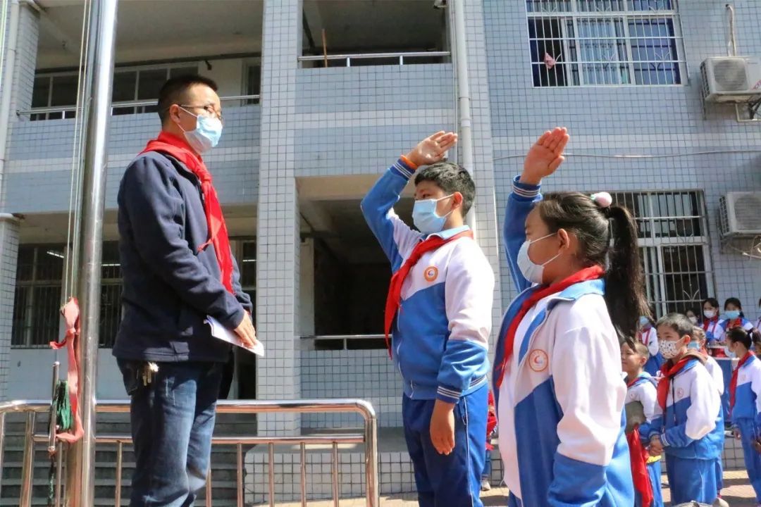 昨日江城定戎马 今朝校园拂春风——平江“勇士团”队长为城北师生上思政课