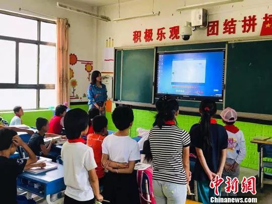 “爸，我在幼儿园被打了！” “别怂，打回去！”