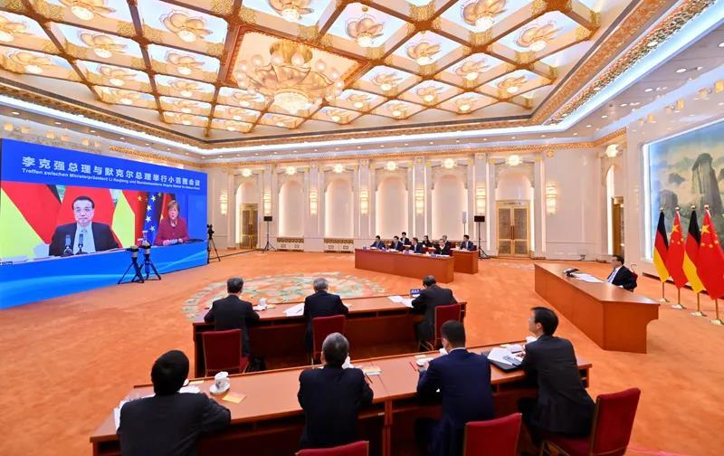 【关注】李克强与德国总理默克尔同出席第十届中德经济技术合作论坛的两国经济界代表见面