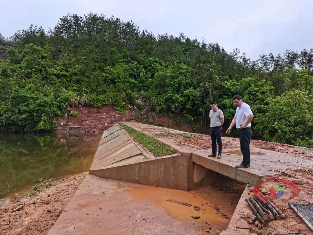 我为群众办实事：防汛工作进行时  党政班子带头冲