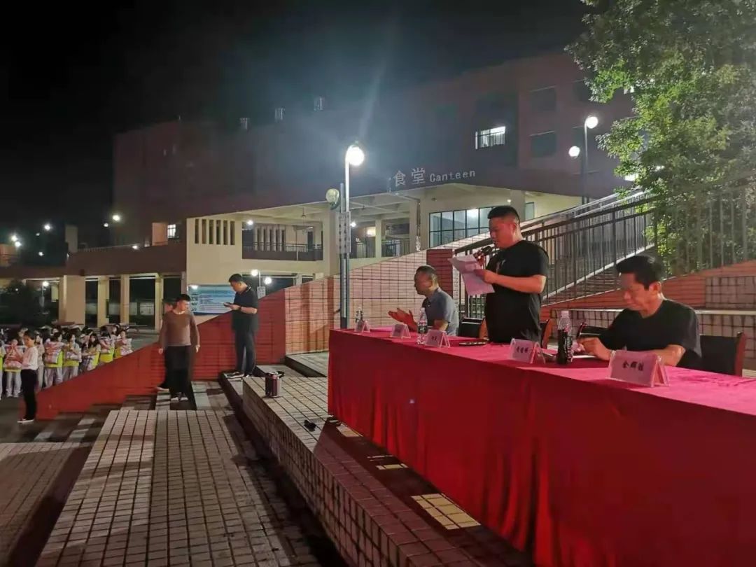 生命至上 牢筑安全防护线—— 思源实验学校举行夜间防震应急疏散演练
