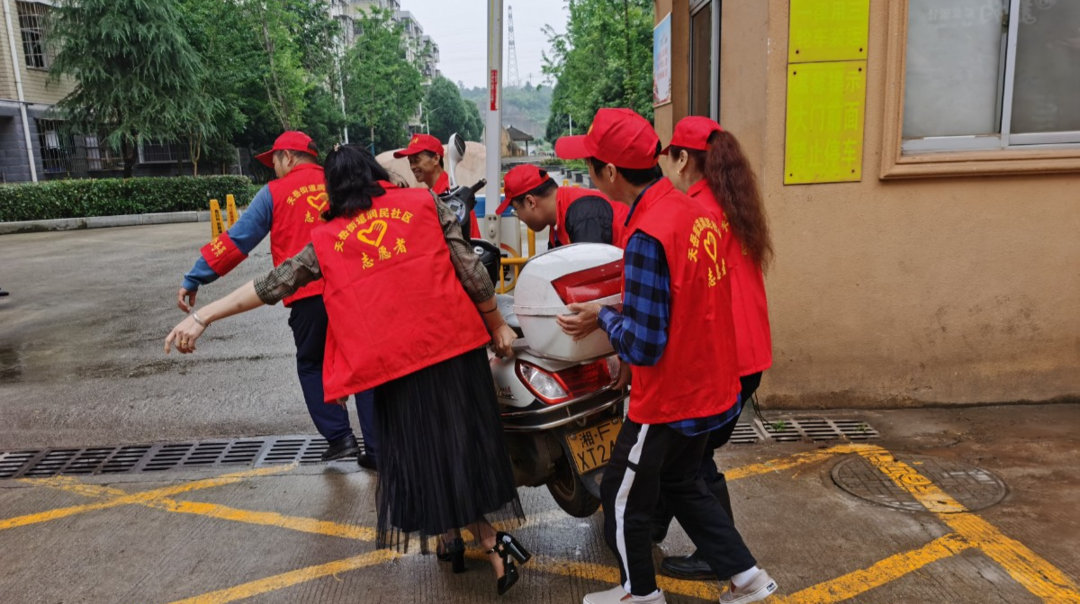 天岳街道：风雨相伴 文明创建不打烊