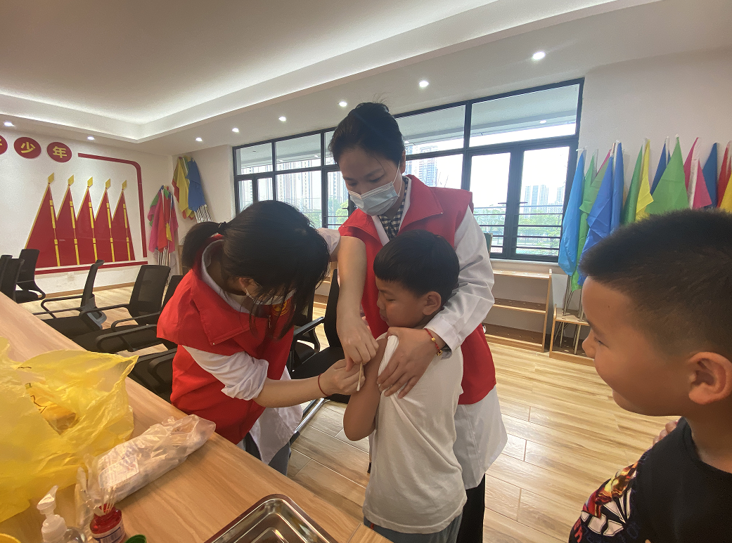 长庚街道社区卫生服务中心进学校开展流感疫苗接种工作