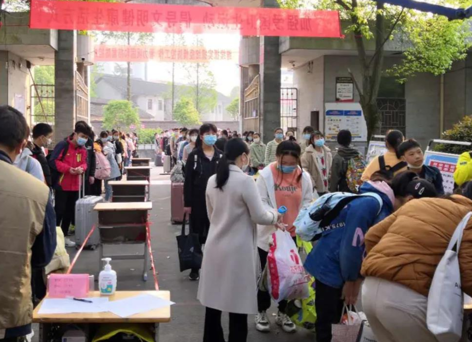 28045人，新邵第二批学生开学，看各学校如何确保安全？