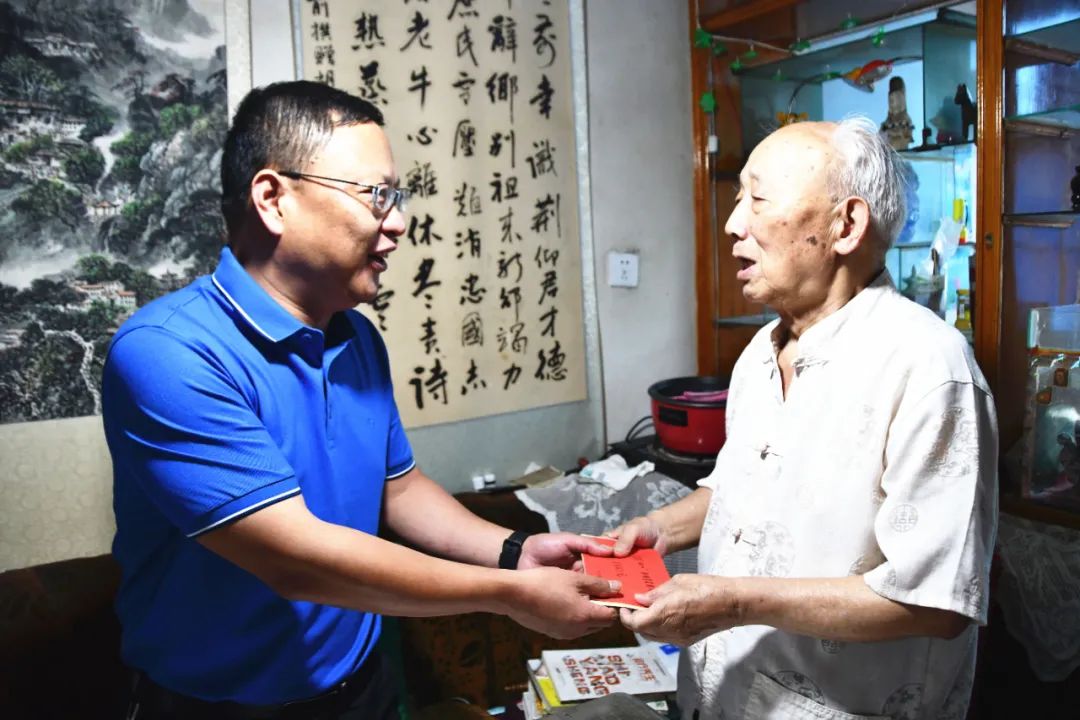 庆祝建党节，新邵县领导深情慰问基层党员