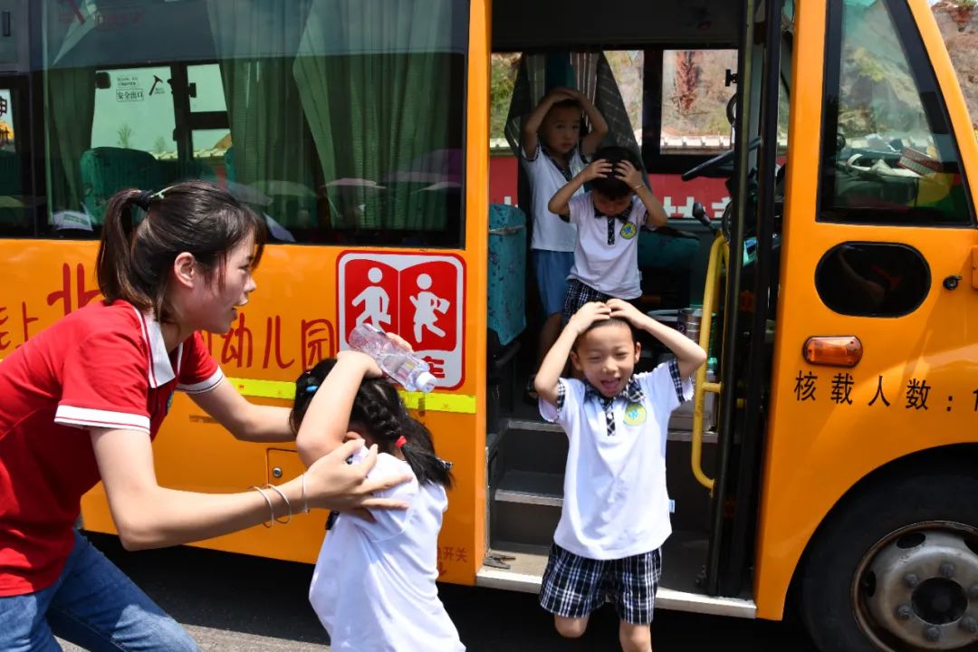 全部实行“五包一”，新邵确保校车安全管理“零事故”