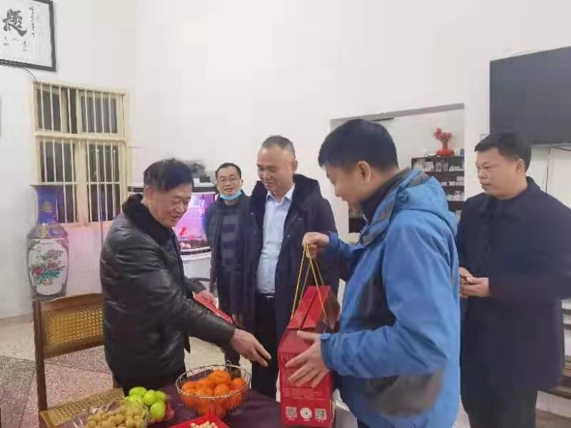 仇湘中走访慰问困难干部职工和劳动模范