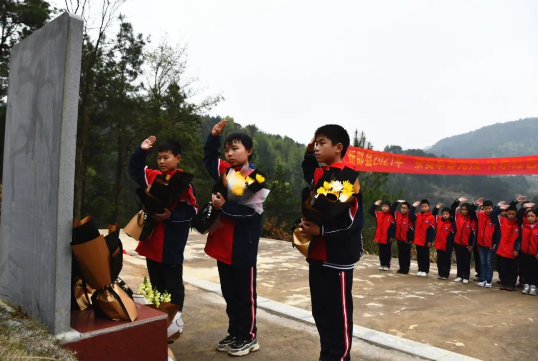 新邵举行“祭奠革命先烈 传承红色基因”活动
