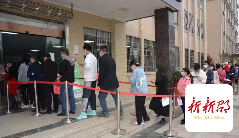 新邵：干群接种热情高