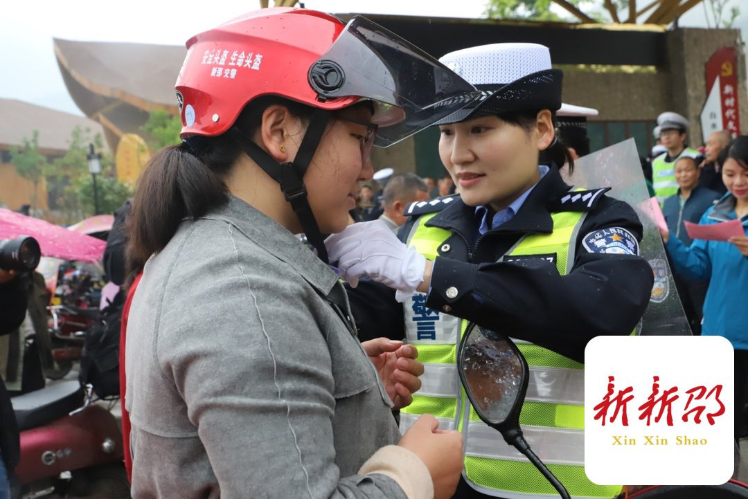 新邵交警“美丽乡村行”送头盔护安全