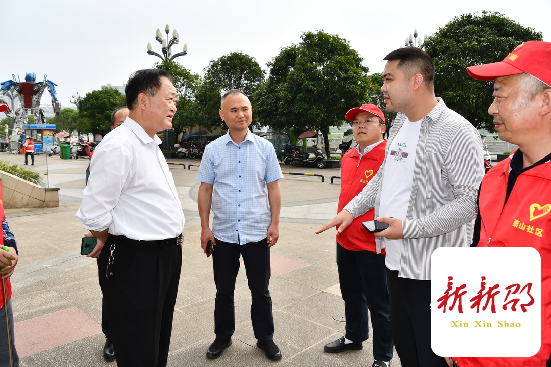仇湘中督查栗山社区环境卫生整治工作
