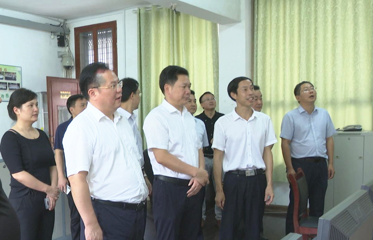 冷水江市委書記向乾勇帶隊督查高考學考備考工作 要求確?？荚嚻椒€(wěn)有序