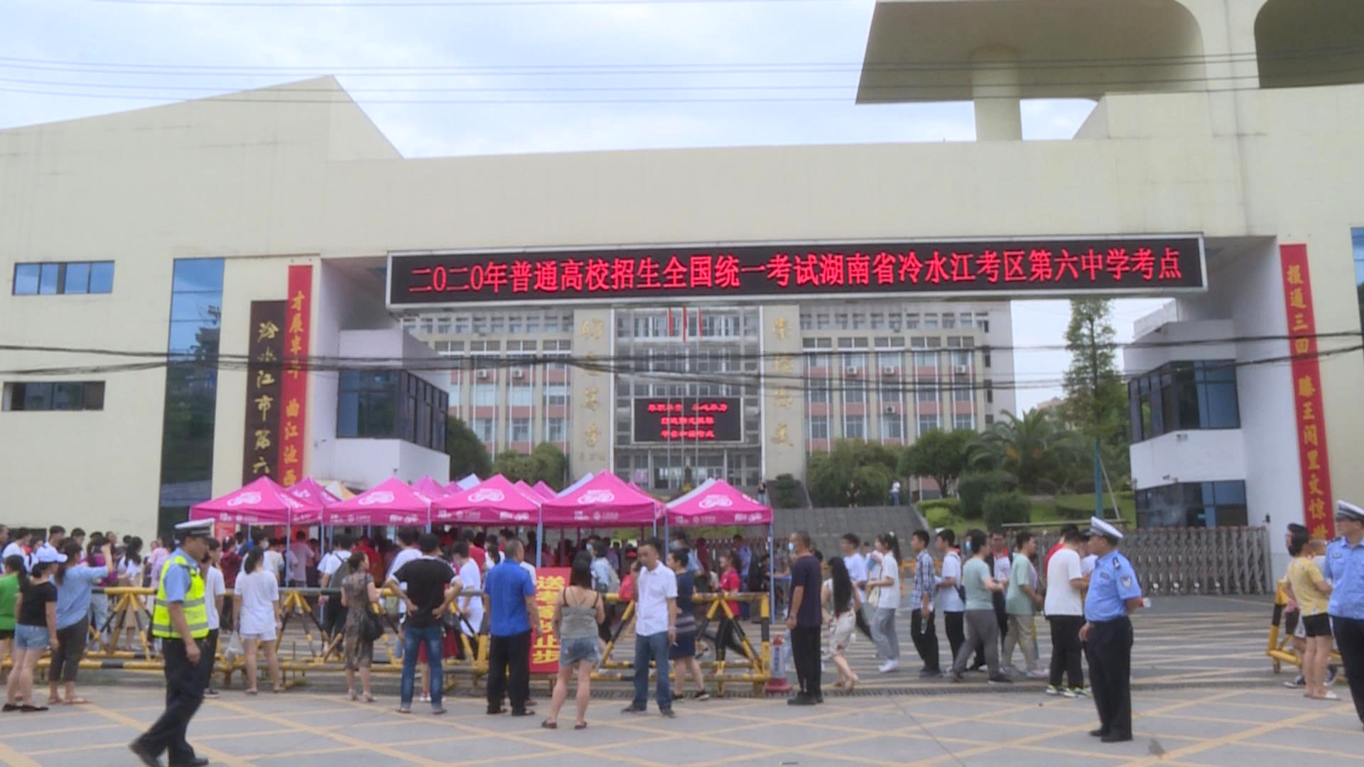 送考家長：期待孩子不負韶華 只爭朝夕