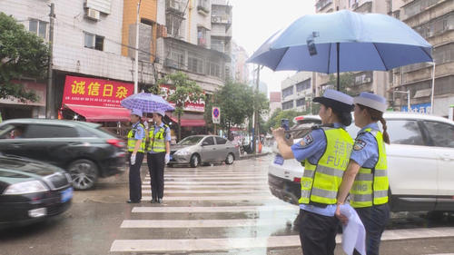 冷水江市交警开展“一盔一带”安全守护宣传活动