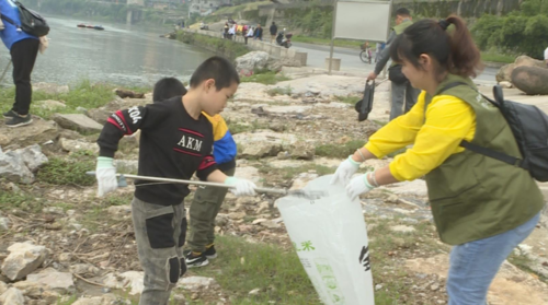 团市委组织开展志愿服务活动 争当河小青 保护母亲河