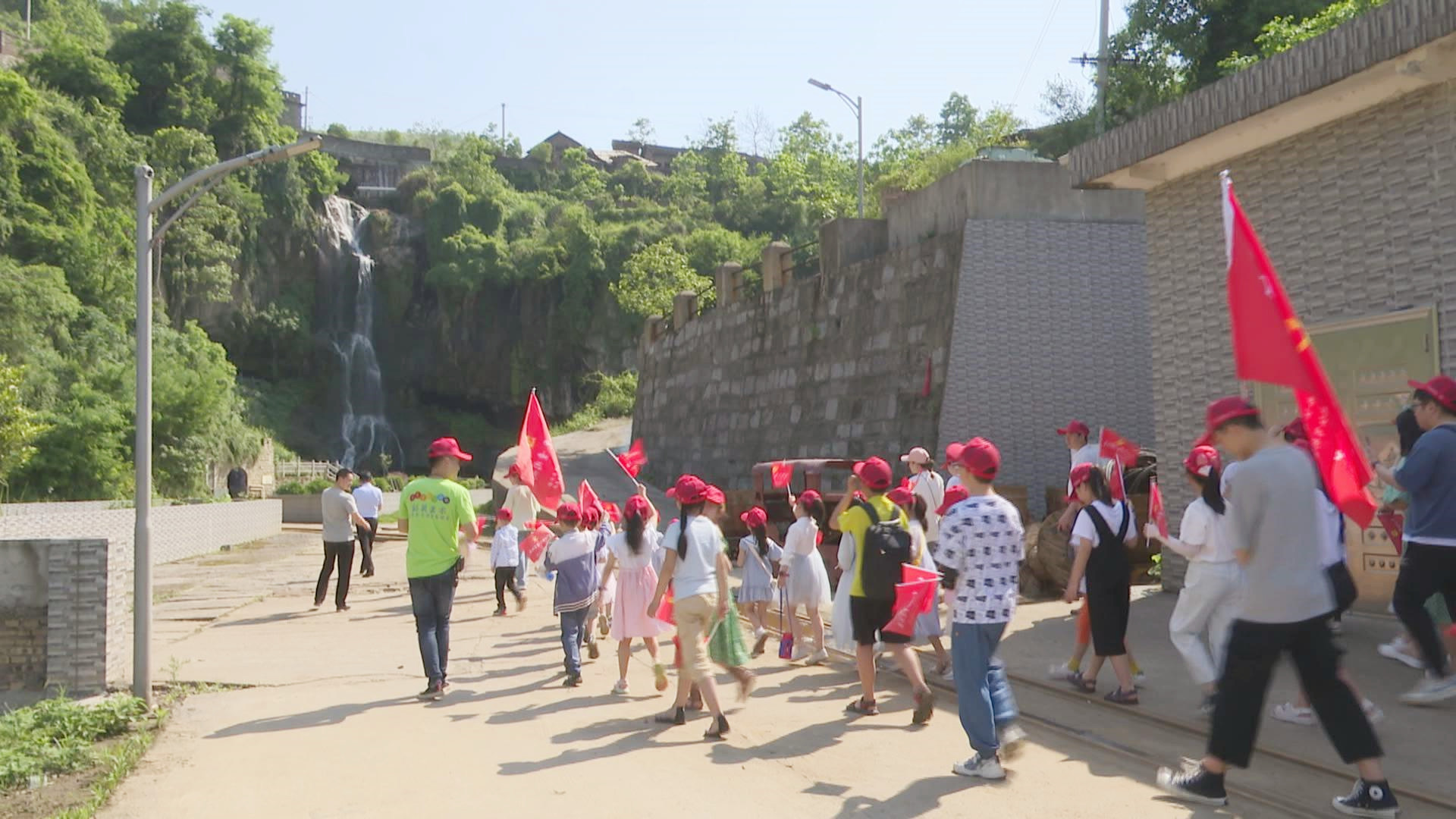 冷水江市图书馆举行“童心向党 童阅湖南”红色研学活动