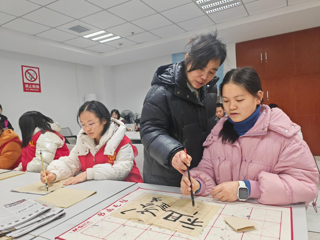 县图书馆寒假书法培训班冬令营正式开课