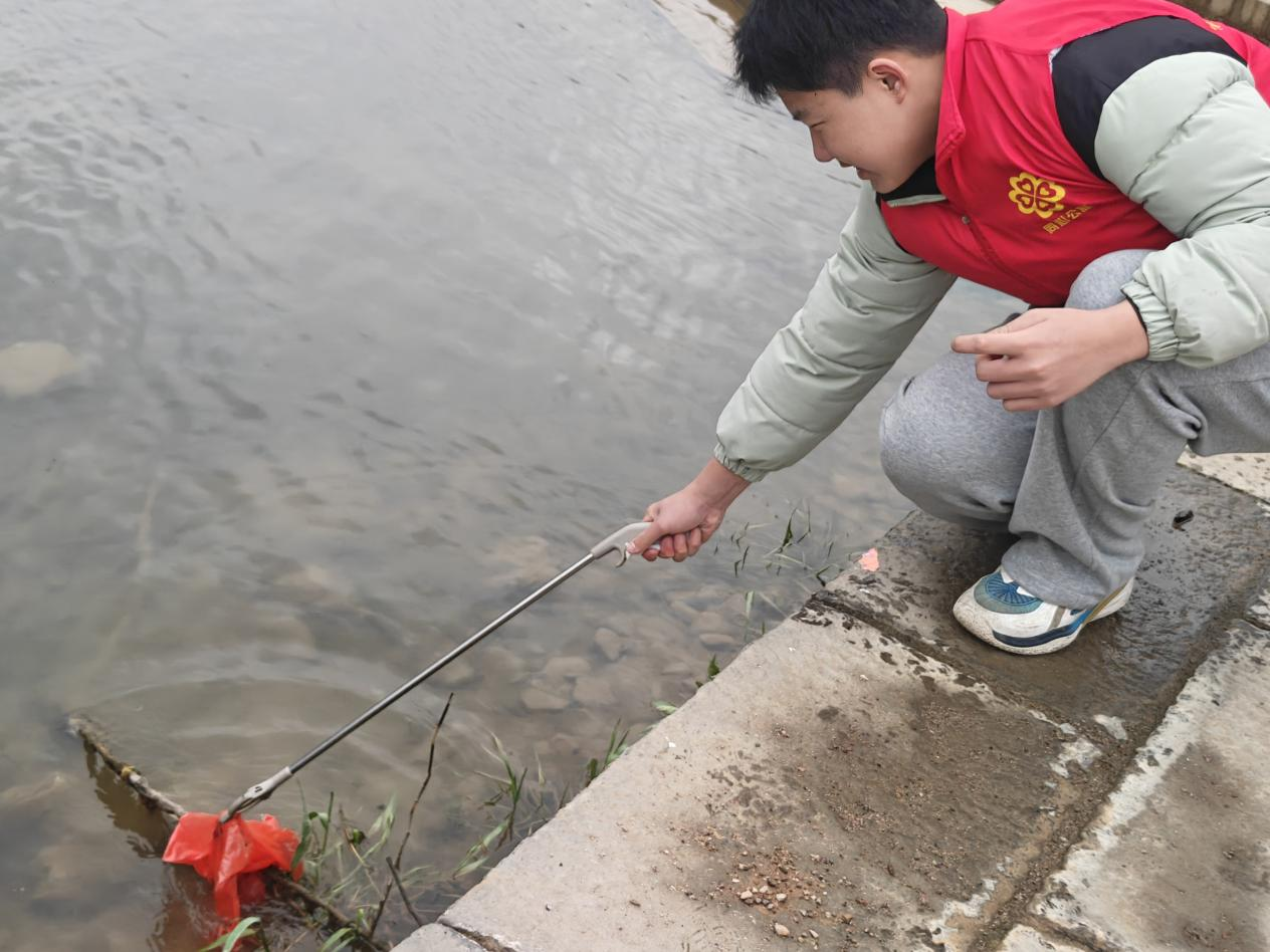 新晃开展“河小青”净滩志愿服务活动