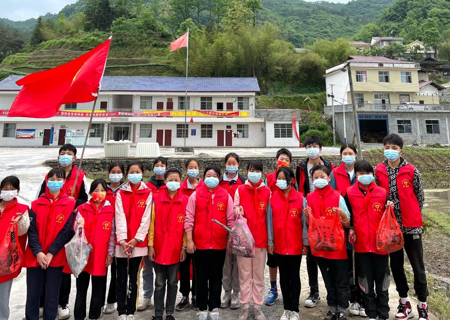 蹇家坡学校开展“生态桑植，环保行动”环保公益主题活动