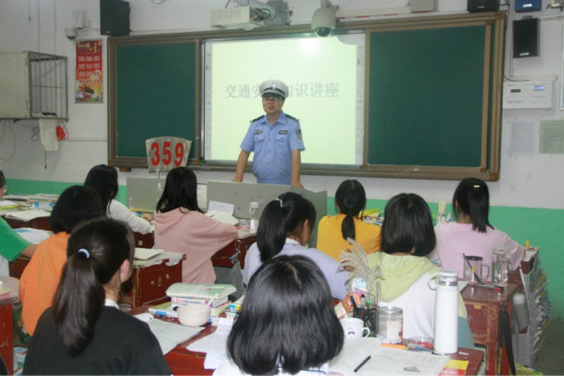 桂东县交警大队深入一中开展安全大宣讲 呵护校园交通畅安