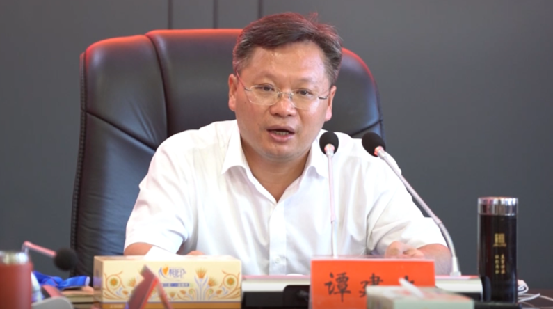 谭建上主持召开2020年第31次县委常委会会议