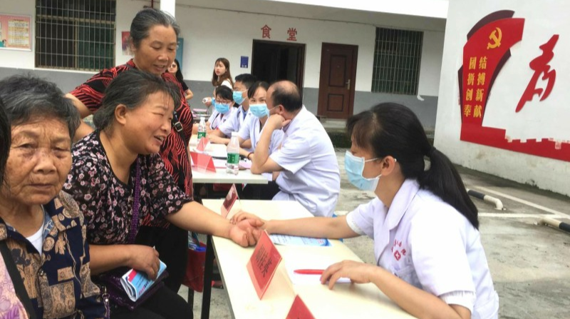 县人民医院开展 “关爱老人儿童健康，共创美好幸福生活” 主题义诊活动