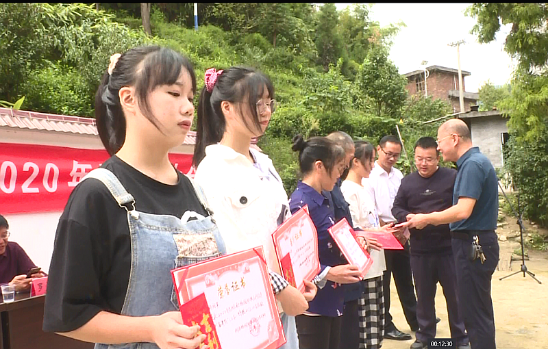 桥头乡横店村举行奖学助学活动