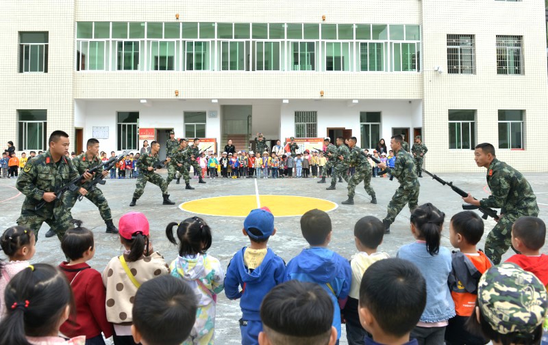 县幼儿园开展“参观武警中队 走进最可爱的人” 主题教育实践活动