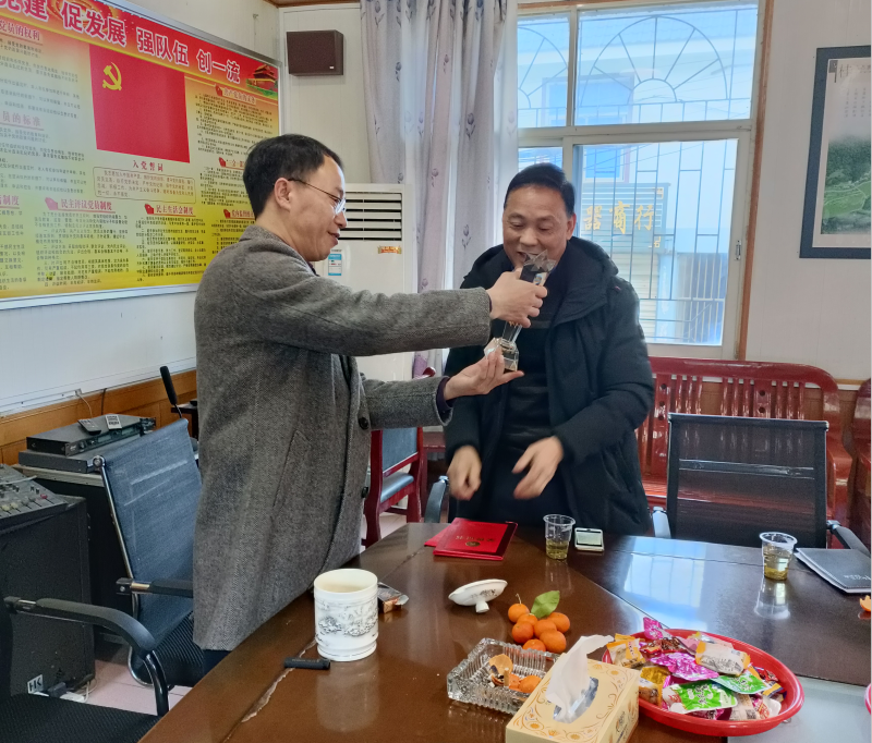 退职不褪色 离岗不离情——寨前镇召开村（社区）离退职干部座谈会