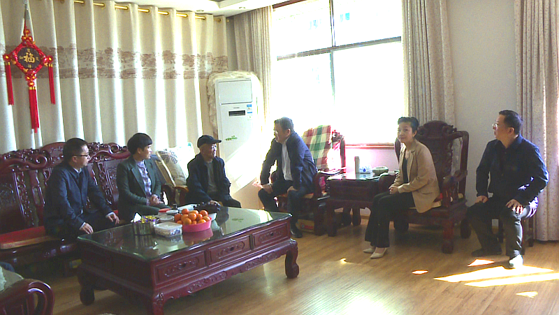 伍志平、刘真走访慰问老同志