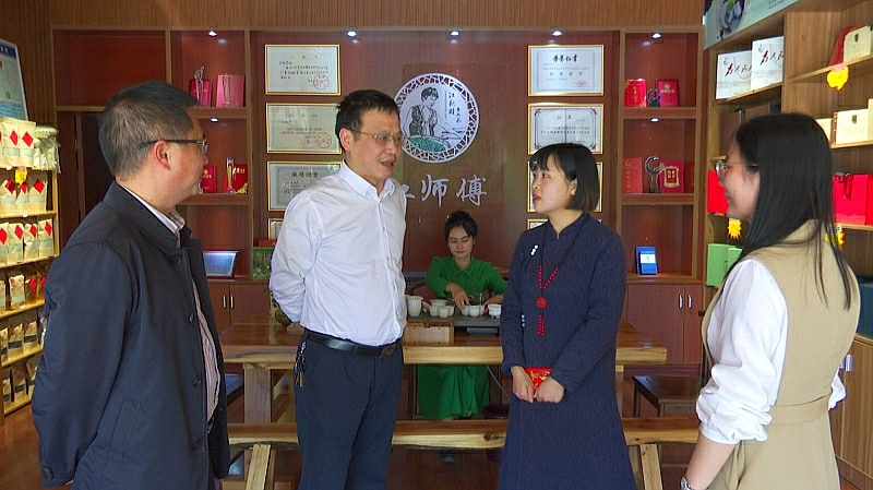伍志平走访慰问劳模和青年创业者代表