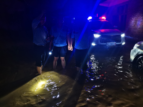 县公安局：雨夜，桂东救援民警湿透衣背