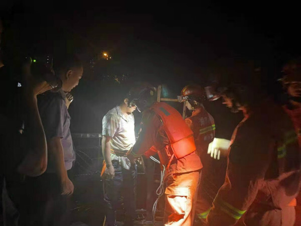 为情所困酒后投河，警民携手深夜救援