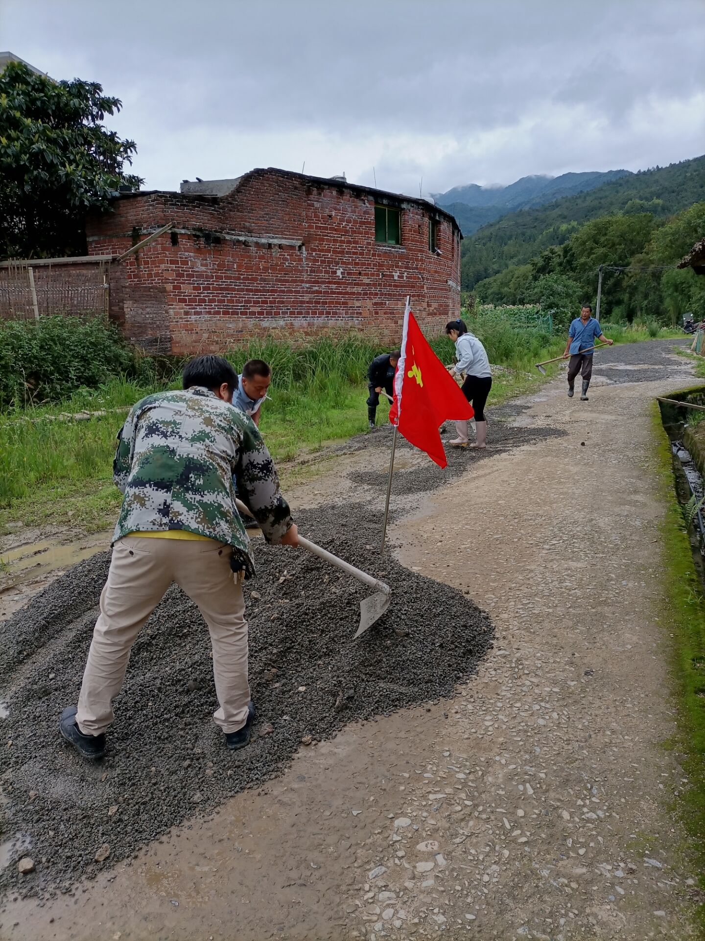 普乐镇修缮泥泞道路，解决群众“出行难”
