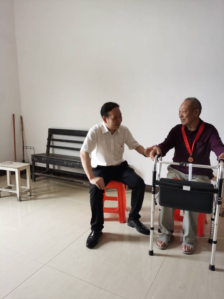 县领导走访慰问普乐镇老党员和困难党员