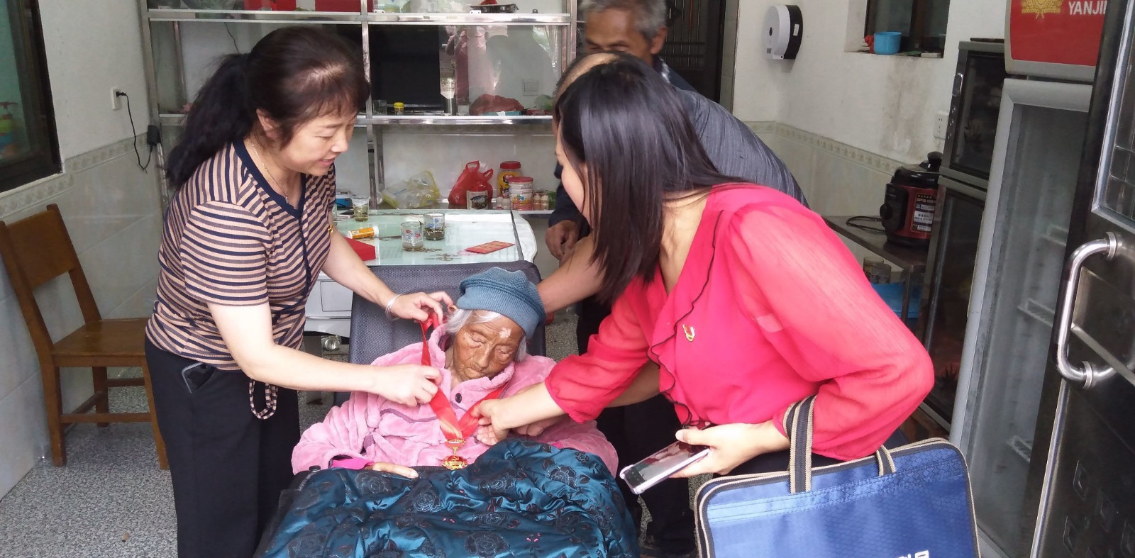 沤江镇金洞村：关怀慰问老党员 纪念勋章送到家