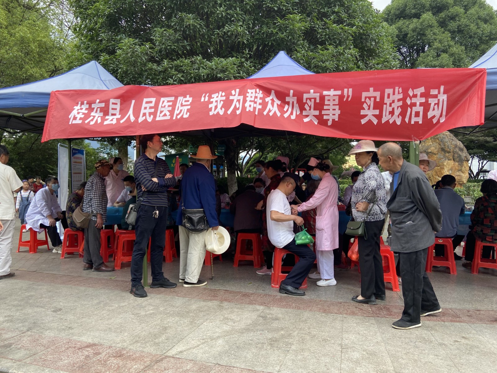 【我为群众办实事】县人民医院举办大型内科专业义诊活动