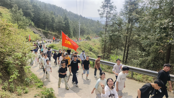 新晃涼傘鎮(zhèn)中學(xué)：行走的課堂 美麗的侗鄉(xiāng)