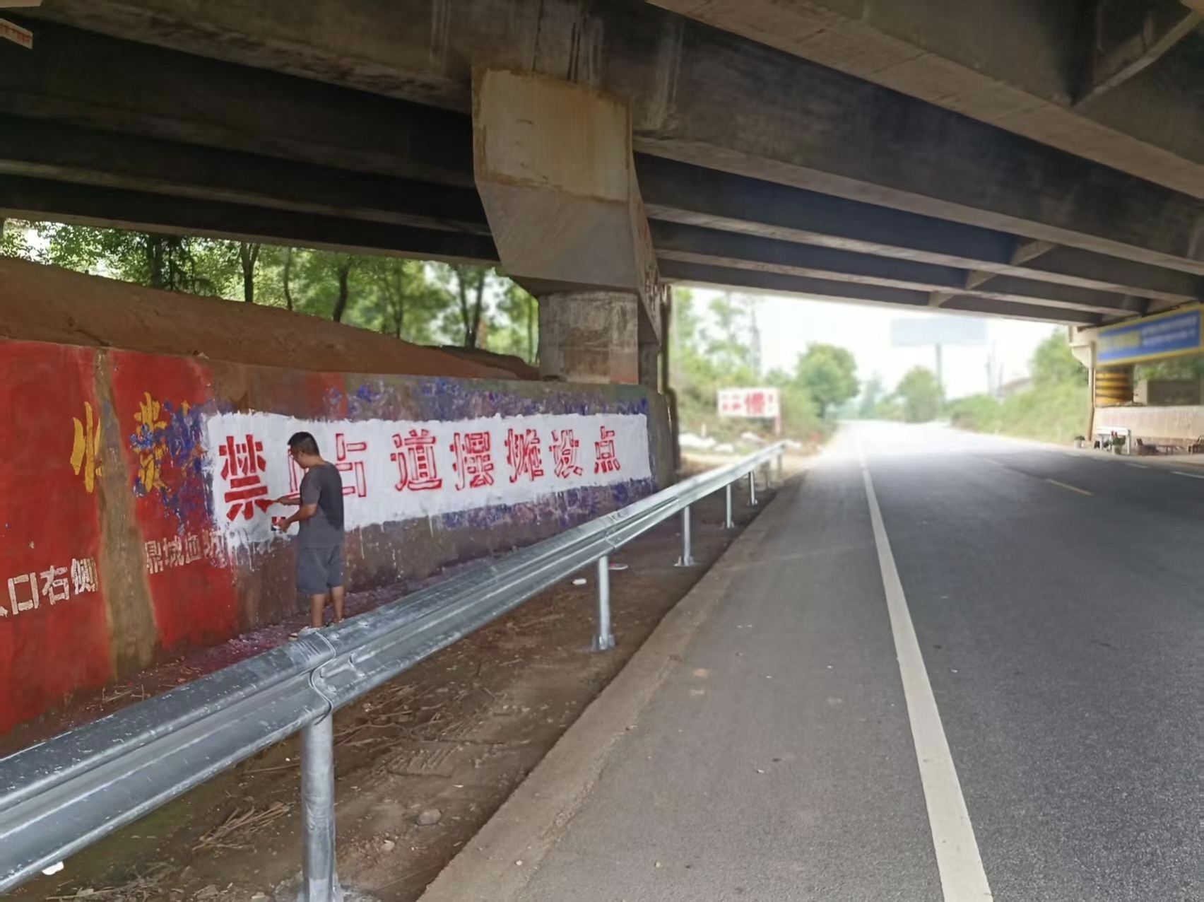 石公桥镇：整治路段安全隐患 守护群众出行平安