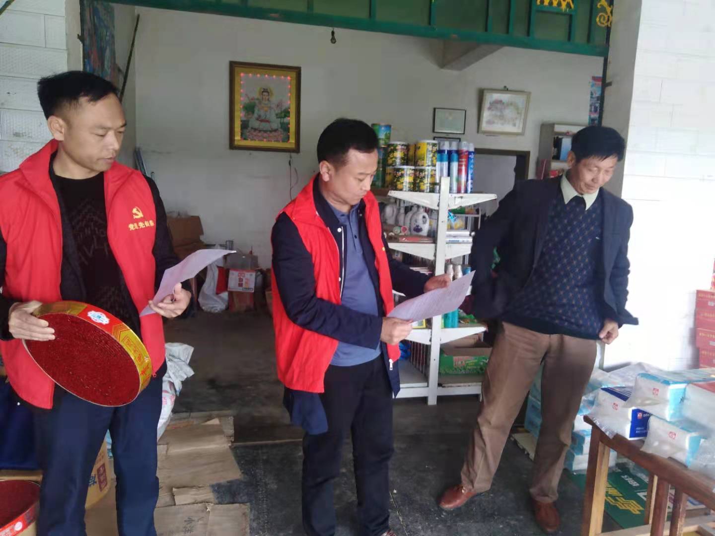 罐头嘴镇退役军人志愿者服务队开展安全生产普法宣传活动