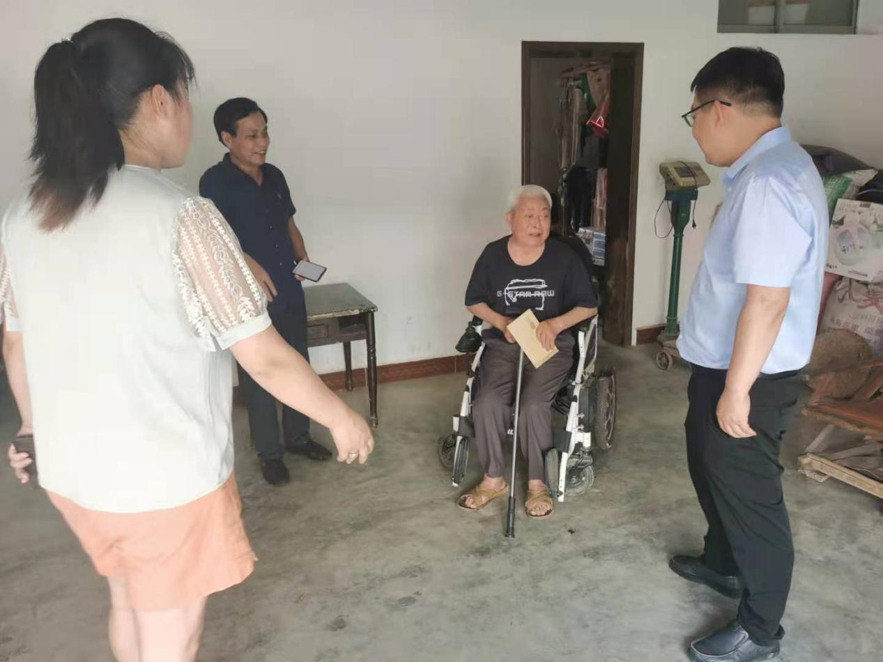 汉寿县民政局慰问困难老党员