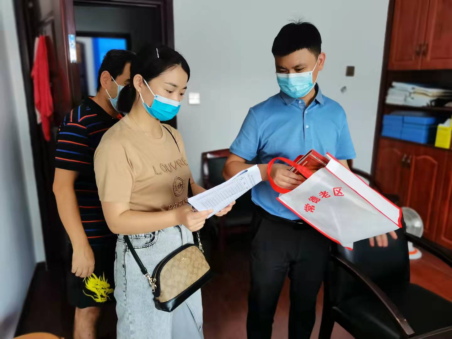 汉寿：赠送系列丛书   传递老区精神
