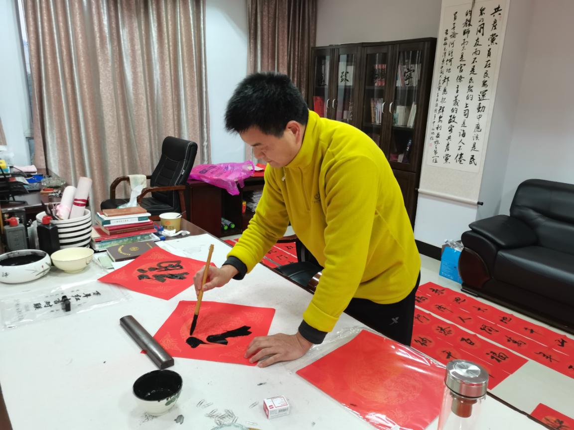 汉寿民政为干部职工送春联，机关春节年味浓