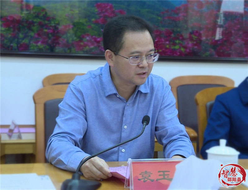 县委副书记,县长袁玉华代表邵阳县人民政府与中建西部建设湖南股份