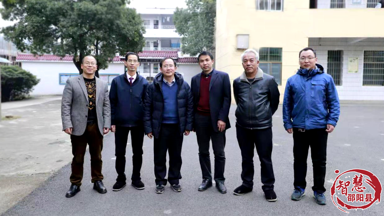 清华大学教授舒文回乡探望母校