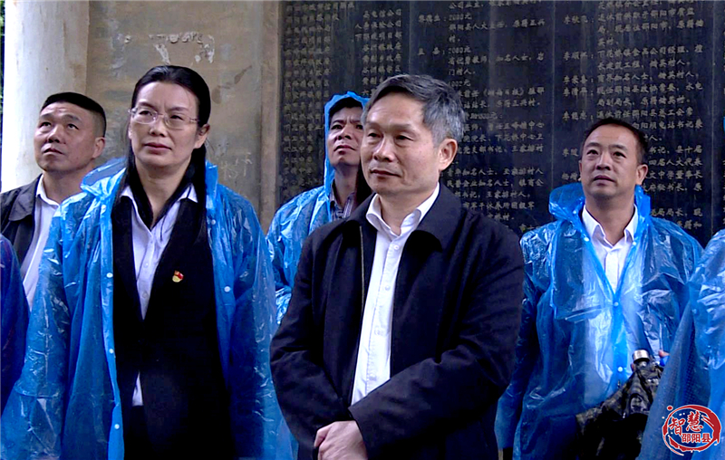 县人大常委会党组书记,主任 刘长明(右二)