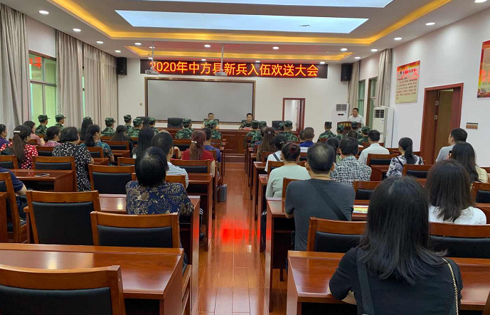 中方县62名新兵分批奔赴军营