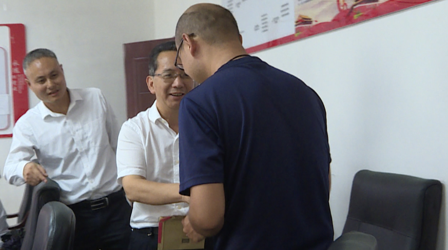 姜耀文在中方县一中走访慰问时强调 用改革创新的办法推动立德树人落地见效